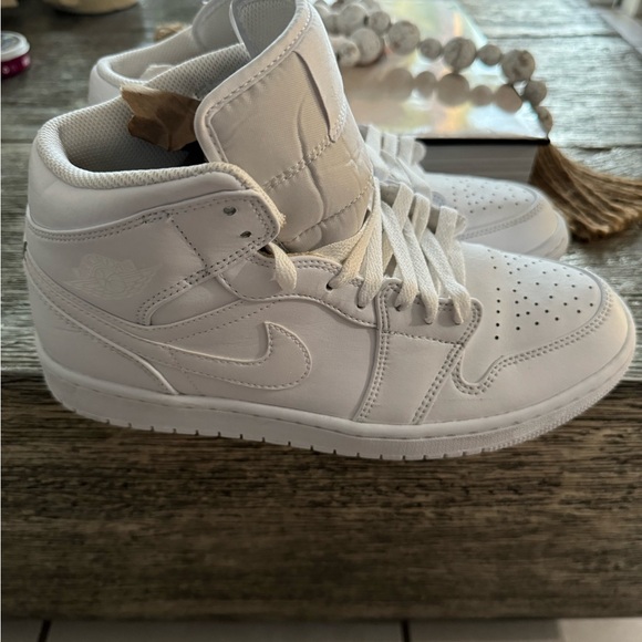 Jordan 1 mid triple white woman - Picture 2 of 5